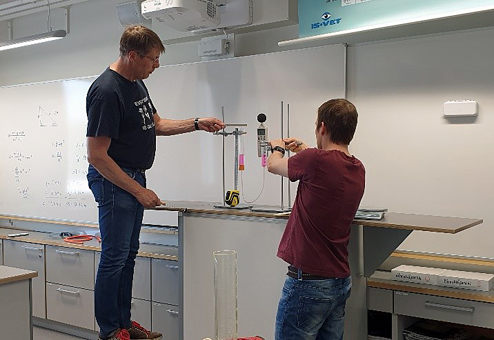 Tapio ja Matti rakentamassa luokan etuosaan koejärjestelyä.