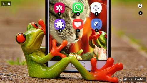 Screenshot pakopelistä, sammakkohahmo halaa matkapuhelinta.