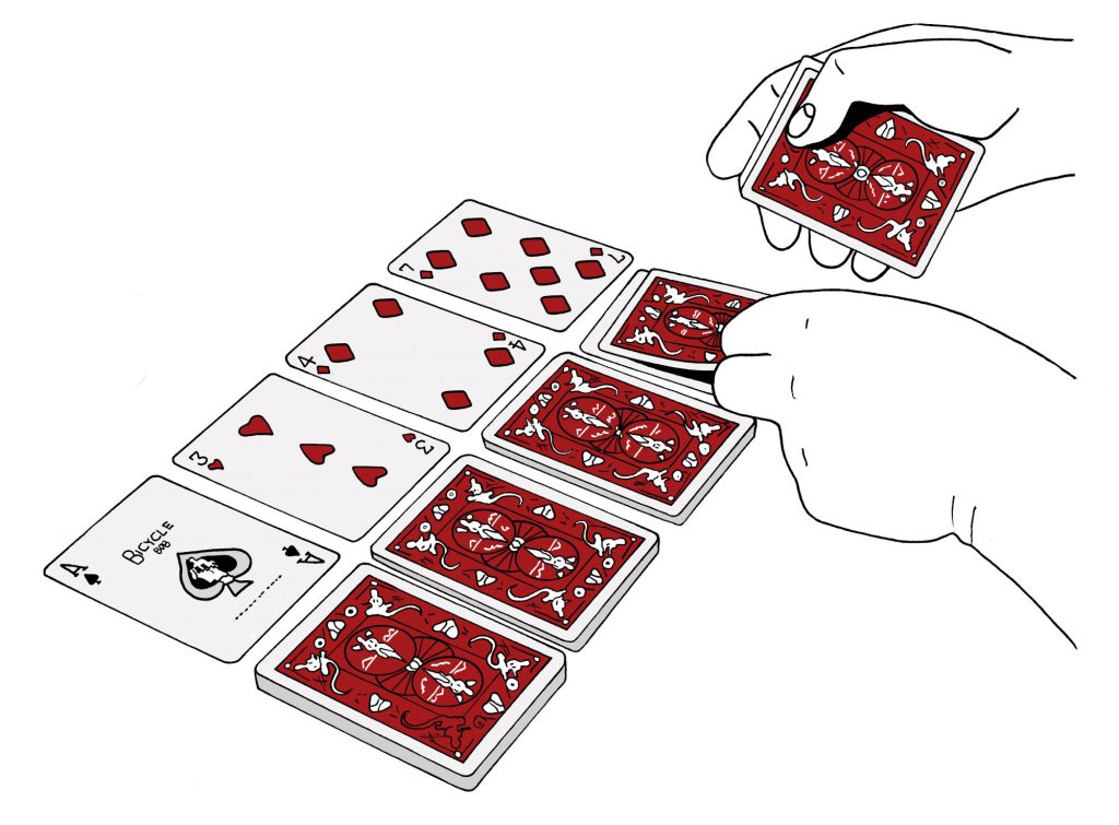 kädet asettelemassa kortteja pöydälle