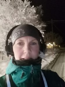 Aira Karassaari selfie-kuvassa talvisessä maisemassa lenkkivaatteissa