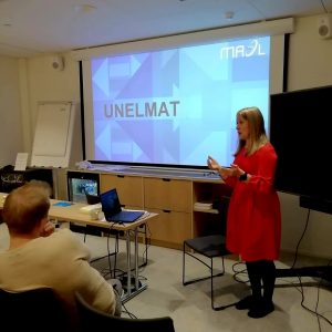 Virpi Mikkonen esittelee TOMA toinen mahdollisuus numerotaitoisuuden oppimiseen -hanketta ja seisoo videotykin edessä, kalvoilla lukee MAOL ja unelmat