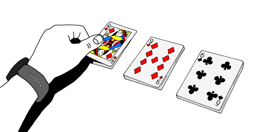 käsi asettelee pelikortteja kolmeen pinoon