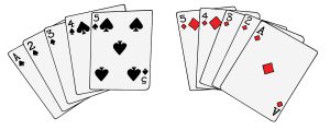 viisi avattua viiden kortin pinoa, molemmissa numerojärjestys