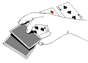 taikuri asettelee kortteja pöydällä